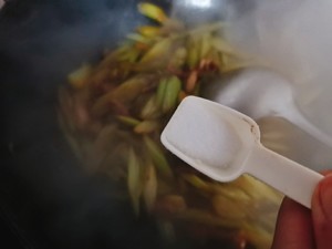 家常菜——芹菜炒肉的做法 步驟12