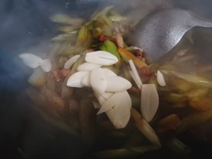 家常菜——芹菜炒肉的做法 步驟13