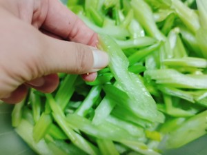 家常菜——芹菜炒肉的做法 步驟4