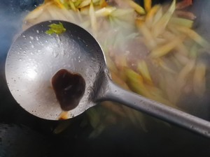 家常菜——芹菜炒肉的做法 步驟11