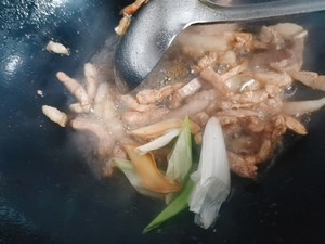 家常菜——芹菜炒肉的做法 步驟8