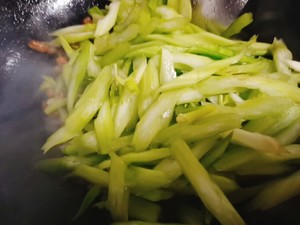 家常菜——芹菜炒肉的做法 步驟10