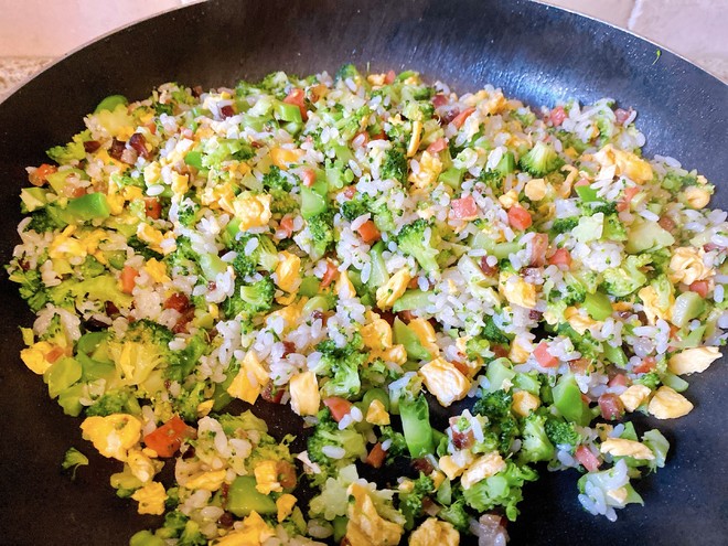 營養美味低熱量：花椰菜蛋炒飯的做法