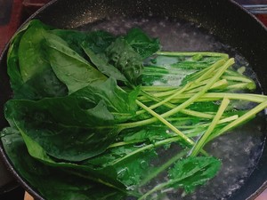 解饞減脂餐！酸辣開胃又下飯的菠菜拌金針菇的做法 步驟9