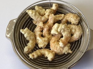 外酥里彈好吃到吮手指????椒鹽蝦仁咸香酥脆的做法 步驟16