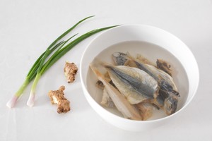 家常下飯菜—臘腸蒸魚干的做法 步驟2