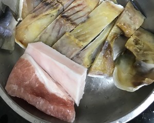 【下飯神組合】五花肉蒸金鯧魚干的做法 步驟2