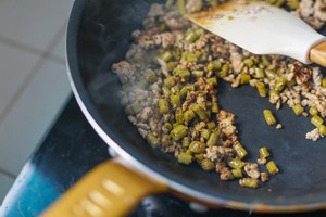 【北鼎烤箱食譜】泡豇豆炒肉烘蛋的做法 步驟4