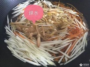 跟著小神做美食——涼拌黃花菜的做法 步驟2