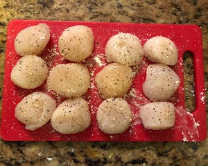 香煎帶子??扇貝 Seared Scallops with Garlic Basil Butter｜十五分鐘做出超好吃的西式海鮮??的做法 步驟2