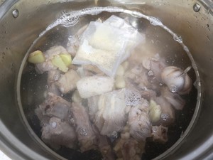 超快手的東南亞名菜“肉骨茶”的做法 步驟4