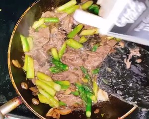 蘆筍蘑菇炒牛肉的做法 步驟6