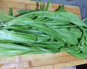 油麥菜最簡單又好吃的做法
蒜蓉油麥菜的做法 步驟2