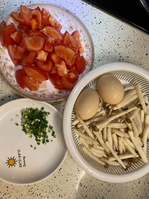 減脂輕食好湯，營養好喝又飽腹~蕃茄鮮菇雞蛋湯的做法 步驟1