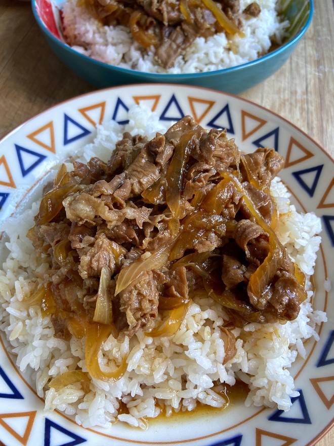 日式牛肉飯（巨簡單好吃）的做法