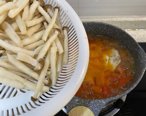 減脂輕食好湯，營養好喝又飽腹~蕃茄鮮菇雞蛋湯的做法 步驟5