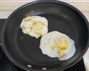 減脂輕食好湯，營養好喝又飽腹~蕃茄鮮菇雞蛋湯的做法 步驟2