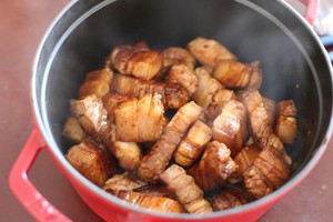 staub鑄鐵鍋菜譜之—低鹽無油紅燒肉的做法 步驟3