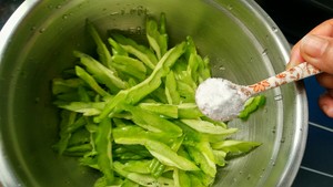 苦瓜炒蛋（清火菜）的做法 步驟3