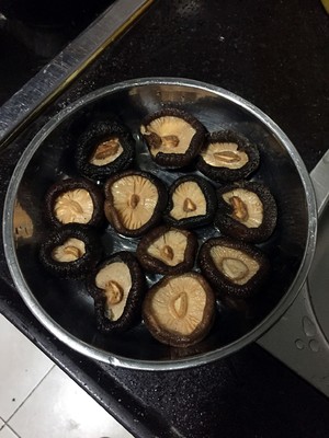 美味的肉釀香菇～～孩子愛吃的下飯菜的做法 步驟3