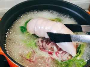 一鍋一次搞定一桌菜——意式嫩雞胸佐雞肉白醬、蔬菜清湯的做法 步驟5