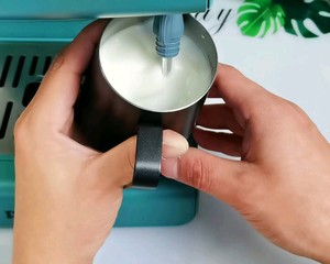 下午茶飲品【抹茶拿鐵】的做法 步驟4