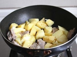 排骨燉土豆的做法 步驟9