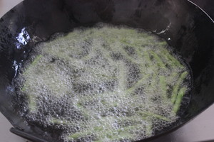 干煸四季豆的做法 步驟4
