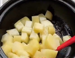 超好吃排骨-土豆蒜香排骨煲的做法 步驟2