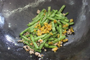 干煸四季豆的做法 步驟7