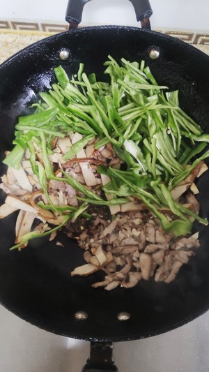 下飯菜炒青椒豆腐干肉絲的做法 步驟8