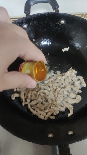 下飯菜炒青椒豆腐干肉絲的做法 步驟4