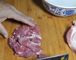 黃豆芽炒豬前腿肉的做法 步驟3