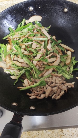 下飯菜炒青椒豆腐干肉絲的做法 步驟9