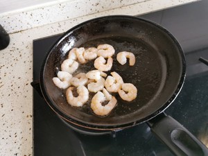 西式蒜香黃油蝦蓋飯的做法 步驟4