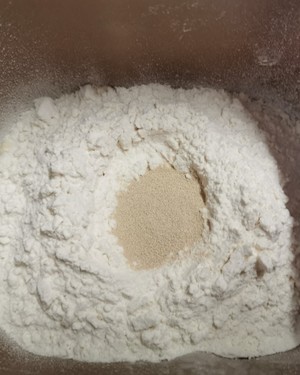 超級柔軟的咸口小餐包—日式鹽面包的做法 步驟1