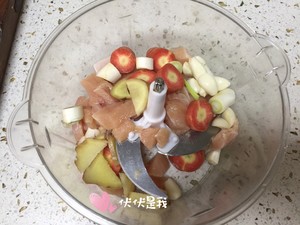 無淀粉雞胸肉丸子（減肥、火鍋）的做法 步驟2