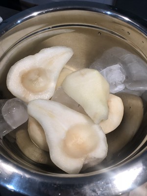 紅酒燉梨 Poached Pears with Wine 簡單又有逼格的西式甜點的做法 步驟1